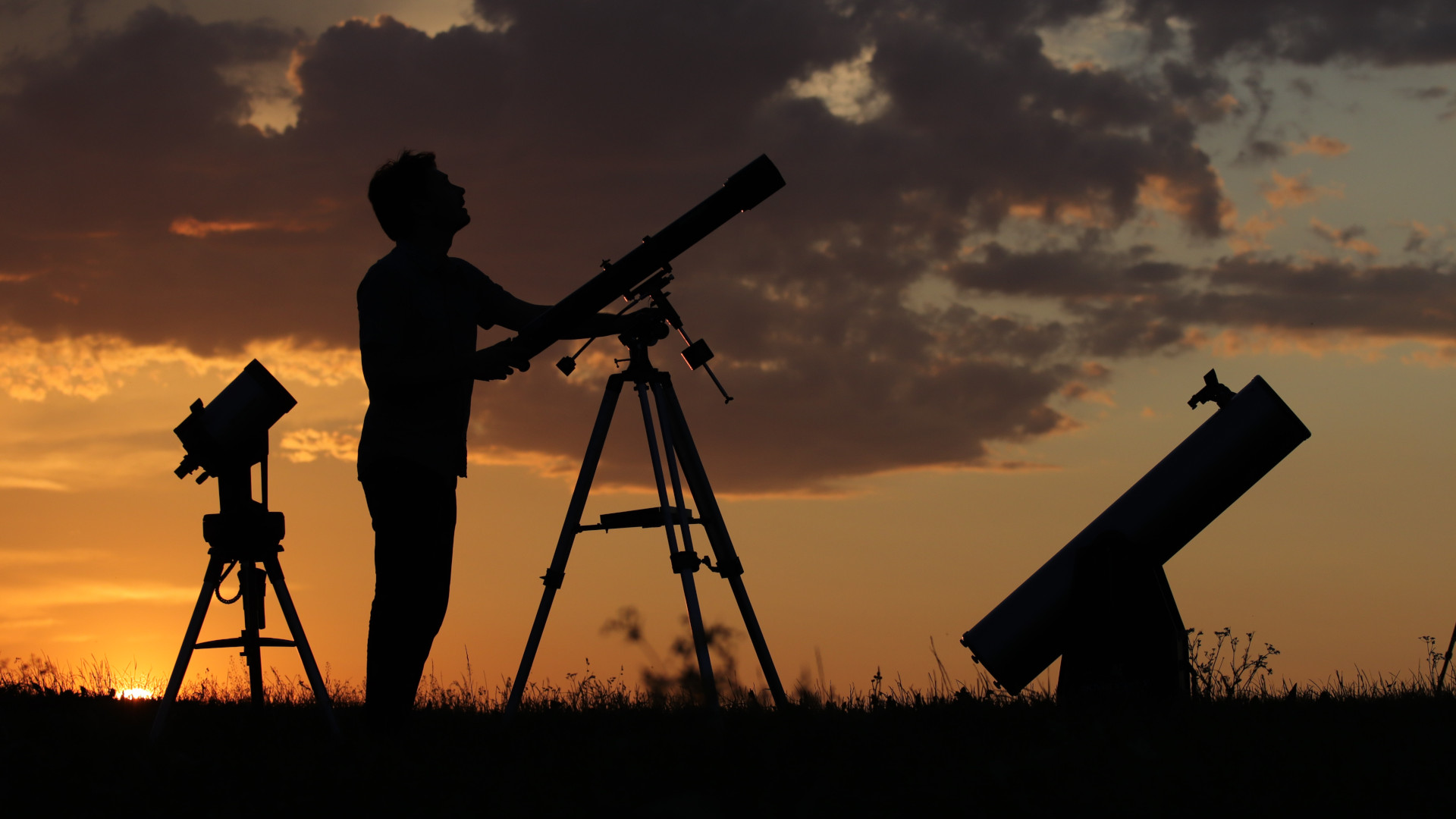 Ein prüfender Blick in den Himmel: Einer unserer Mitarbeiter freut sich auf die Beobachtungsnacht