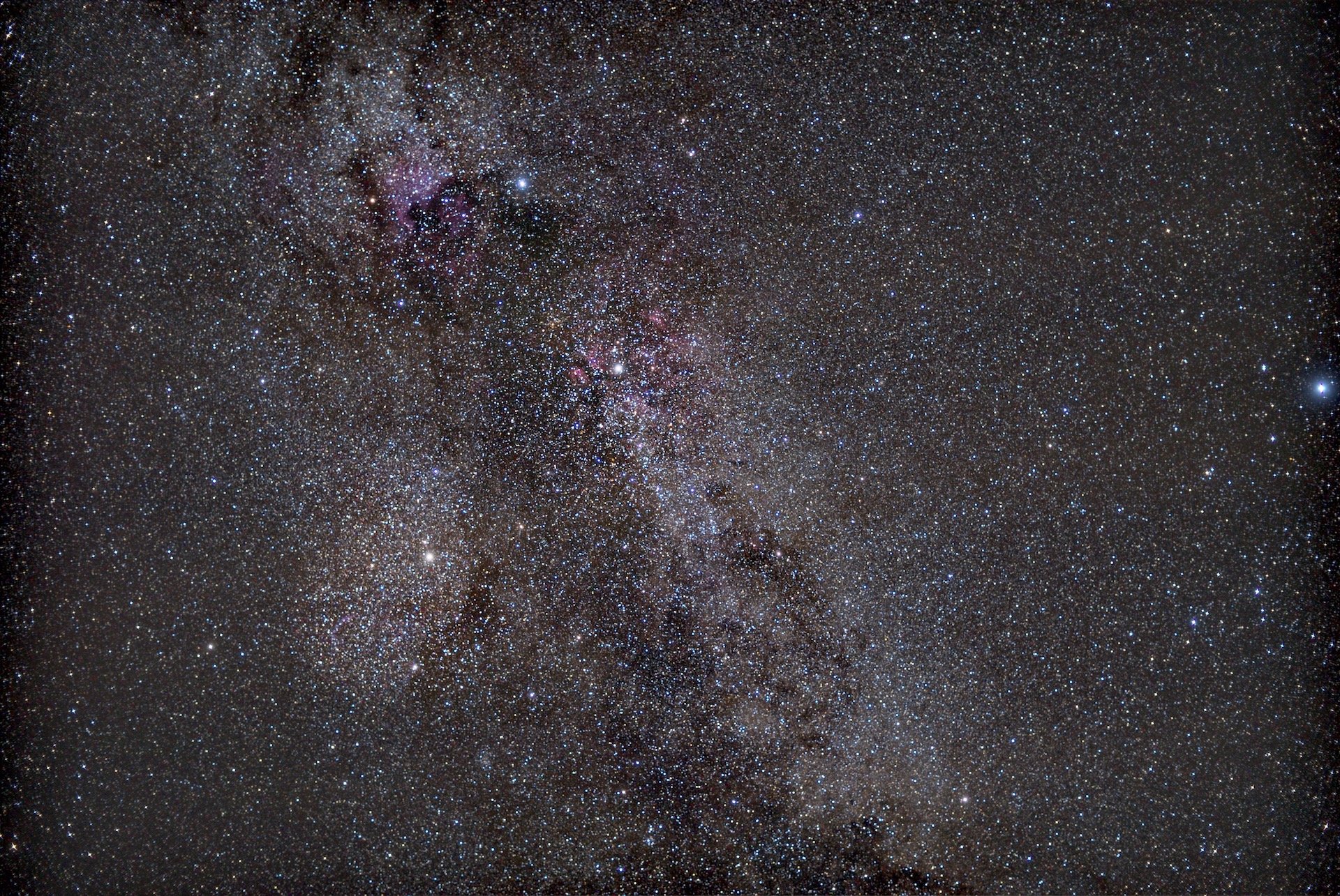 Summer Milky Way in the constellation Cygnus with countless deep sky objects. Exposure 50x60 seconds, stacking with Sequator, and image editing with Adobe Photoshop. Photo: Marcus Schenk and Sebastian Brummer