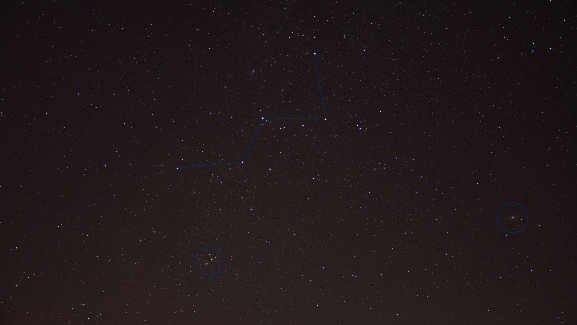 Das Sternbild Kassiopeia. Unbearbeitete Einzelaufnahme mit 30 Sekunden Belichtung bei ISO 800. Der Doppelhaufen h & chi, die Andromeda-Galaxie und viele weitere Deep-Sky-Objekte sind sichtbar. Foto: Marcus Schenk