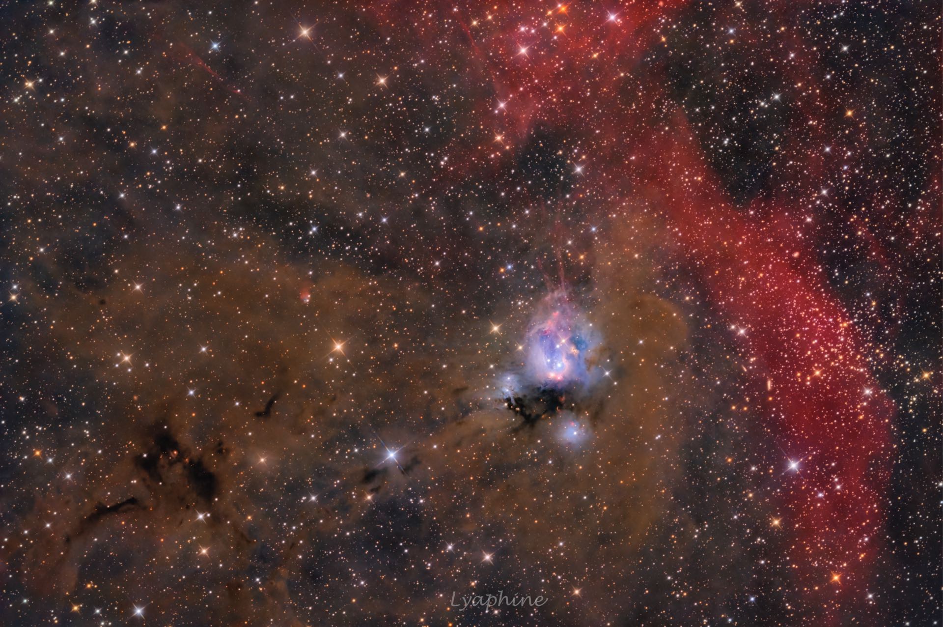 NGC 7129 und Rebpau1, fotografiert von Sophie Paulin. Rebpau1 ist der planetarisch anmutende Nebel im linken Bilddrittel, etwa auf Höhe von NGC 7129.