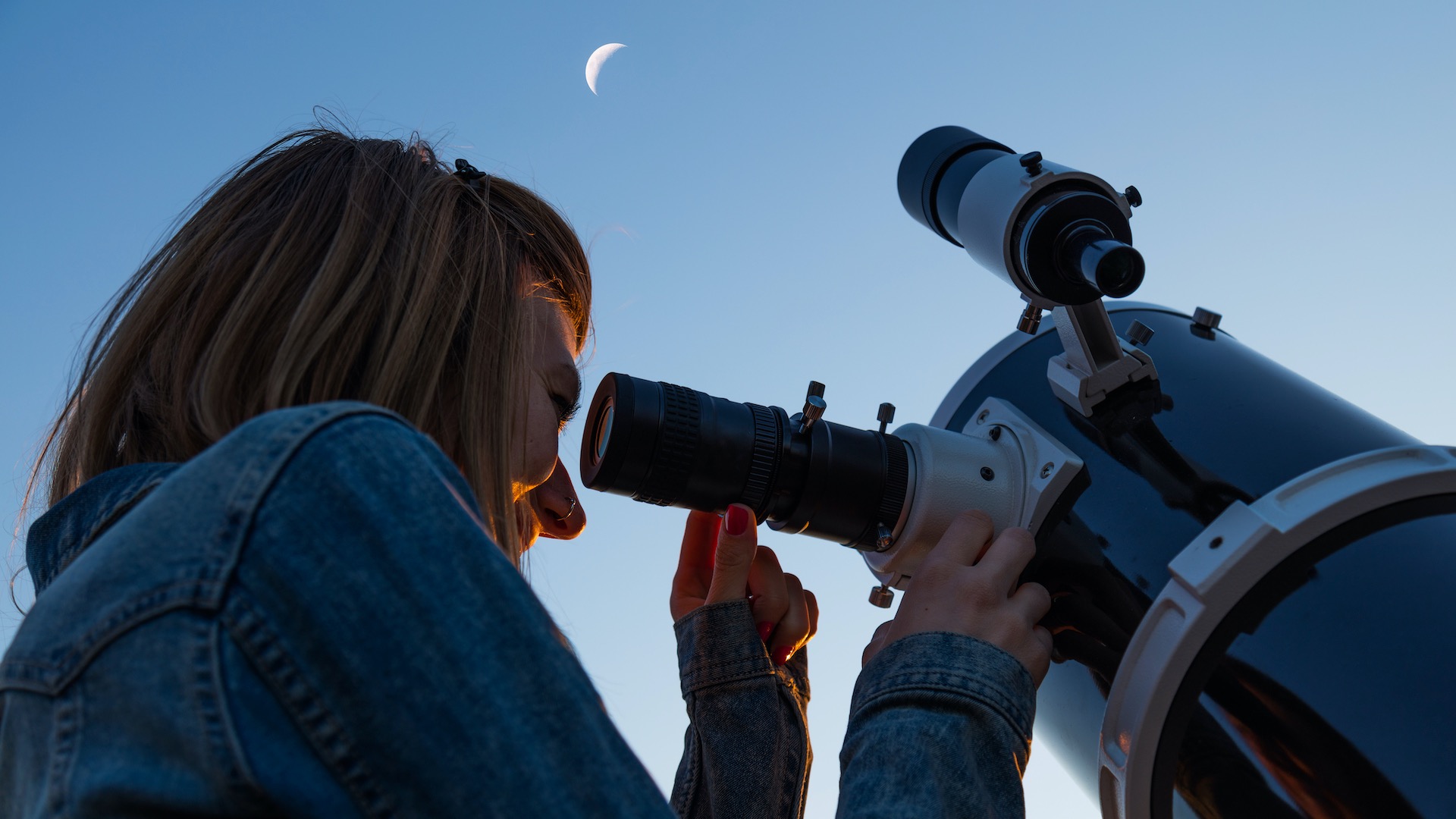 Die Auswahl ist groß und Beratung wichtig. Mit dem richtigen Teleskop gelingt der Einstieg in die Astronomie. AstroStar/Shutterstock.com