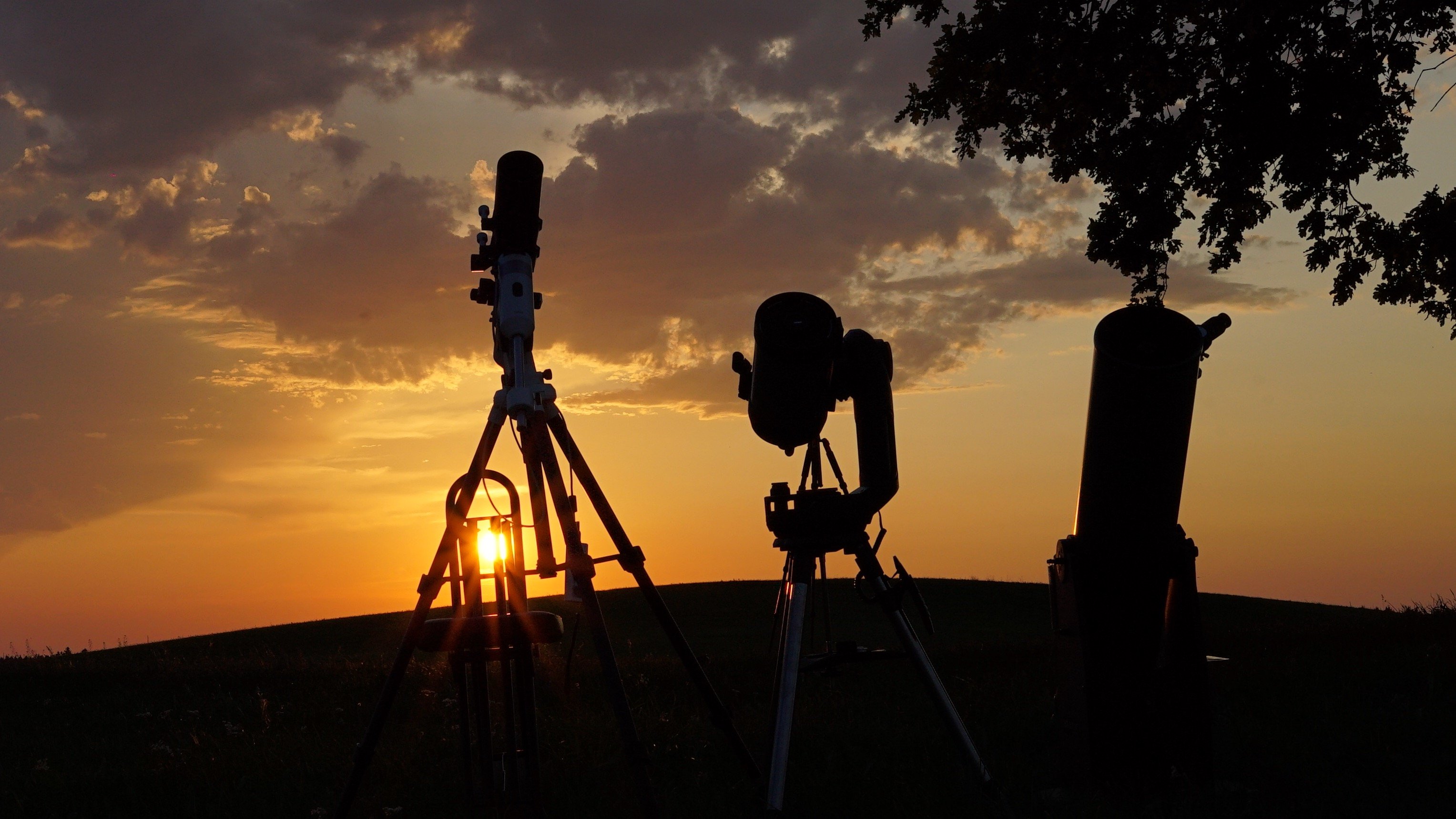 Drei Teleskope Schwarz Sonnenuntergang.jpeg