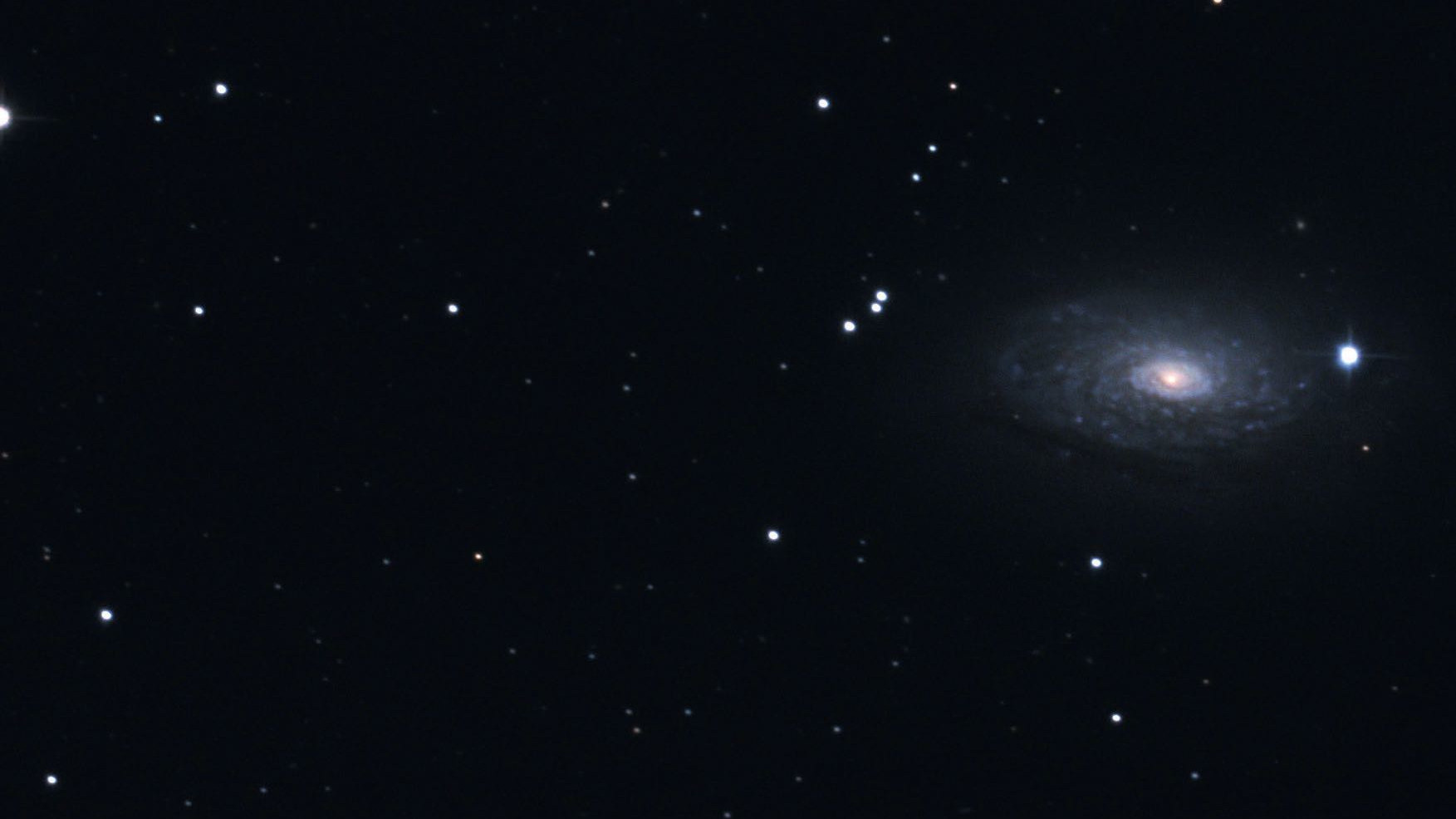 Al binocolo quasi una stella doppia; in foto M63 mostra chiaramente la sua natura di galassia.
Marcus Degenkolbe
