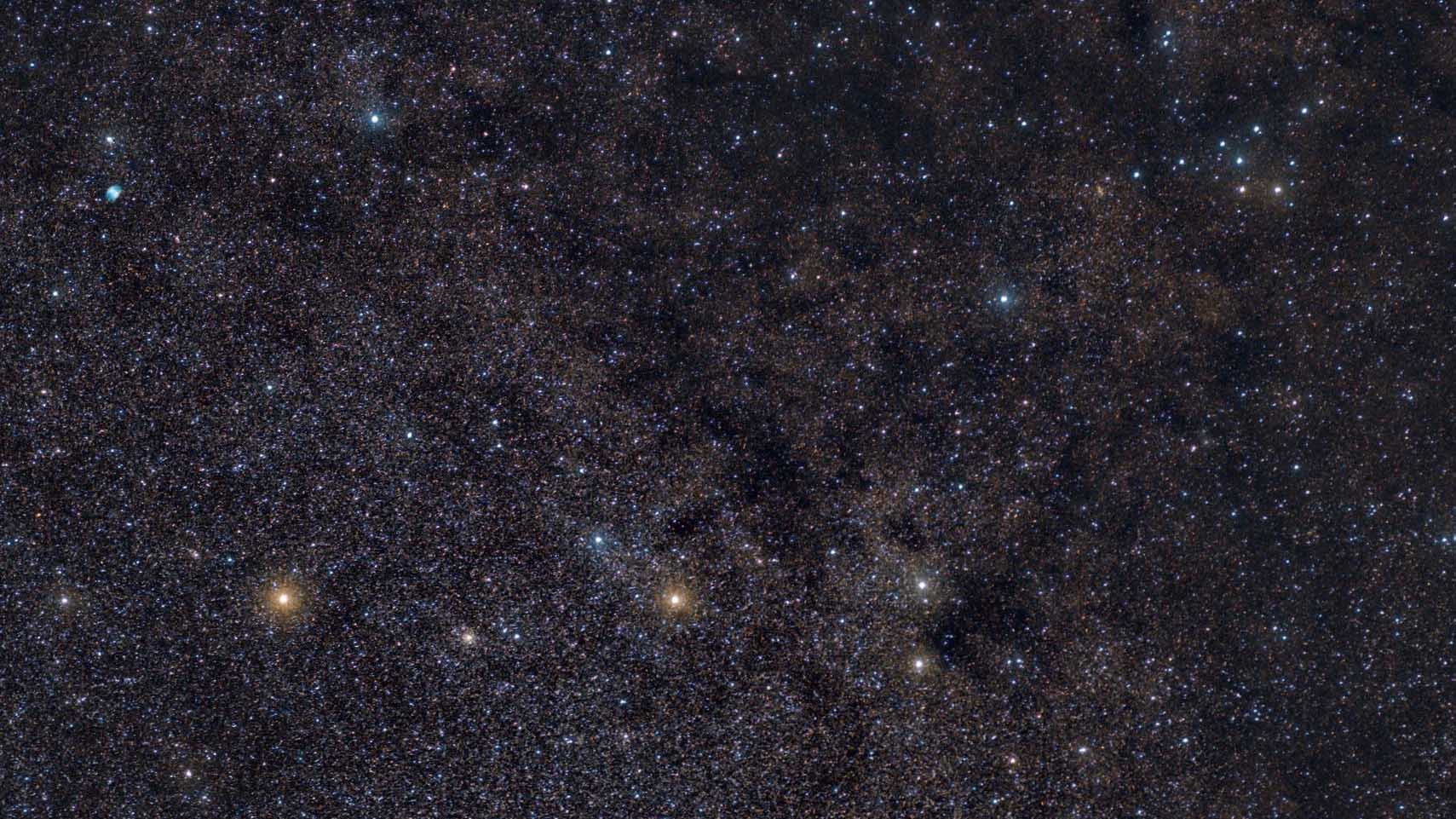 Al centro dell’immagine la stella principale della costellazione della Freccia, nella zona in alto si riconoscono a sinistra M27 e a destra l’ammasso “Attaccapanni”. Marcus Degenkolbe