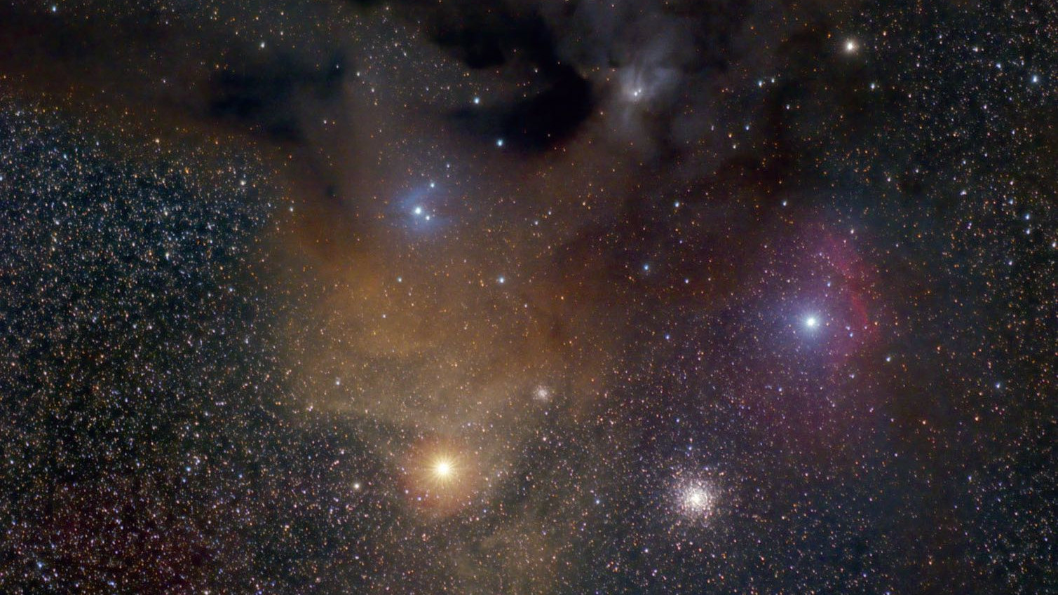 La colorata Nube di Rho Ophiuchi e i suoi dintorni: Antares è la luminosa stella arancione sotto la nebulosa, con l'ammasso globulare M4 alla sua destra. Jim Thommes