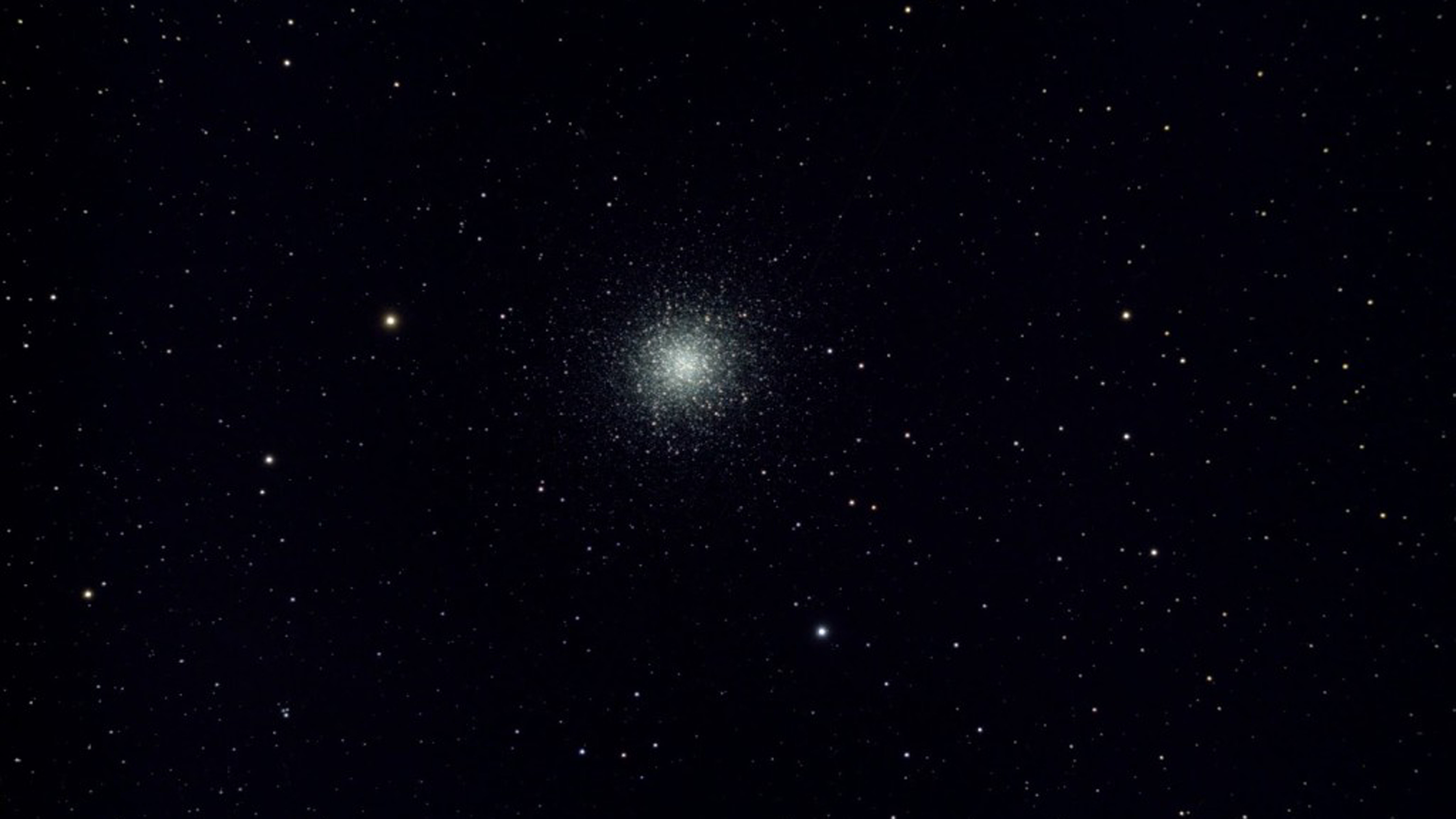 Ammasso globulare M13 ripreso con uno Skywatcher AP 120/900 EvoStar ED DS-Pro e una Canon EOS 700Da, autore dell'immagine: Stefan Taube.