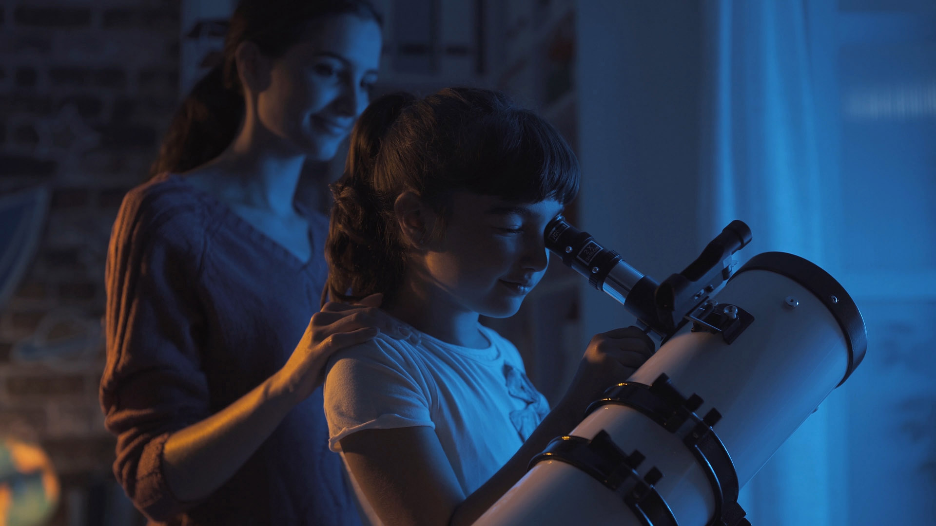 Mond, Planeten und Sterne zum Anfassen: Mit dem richtigen Teleskop entdecken Kinder und Jugendliche ihre Leidenschaft für die Astronomie. AstroStar/Shutterstock.com