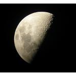 La Luna, fotografata con il telescopio fai-da-te e con una semplice fotocamera digitale. © Wolfgang Busch