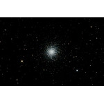 Il famoso ammasso stellare M13. Con questo telescopio anche le regioni marginali vengono mostrate con una risoluzione che permette di osservare stelle singole. Questo ammasso stellare si trova a circa 25.000 anni luce di distanza e ha un diametro di 150 anni luce. © Andreas Koch con 150/750 NEQ-3