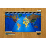 Geochron Original Kilburg in Honig-Eiche Echtholzfurnierausführung und goldfarbenen Zierleisten