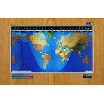 Geochron Original Kilburg in Honig-Eiche Echtholzfurnierausführung und silberfarbenen Zierleisten