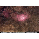 Nébuleuse de La Lagune M8 avec la lunette astronomique PhotoScope Omegon et avec aplanisseur de champ Omegon 50,8mm (Field Flattener 2'') 