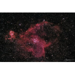 La nebulosa Cuore IC 1802 tra le costellazioni Cassiopea, Perseo e Giraffa. Al centro della nebulosa a emissione si trova un campo aperto responsabile della sua ionizzazione. Immagine: Sebastian Voltmer.