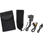 La livraison comprend un sac, un adaptateur secteur, des câbles USB et AV et une pochette de rangement pour les accessoires.
