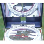 Durch den Spiegel haben Sie die Kompassnadel immer im Blick.  Durch den Schlitz im Spiegel können Sie Ihr Ziel anpeilen.