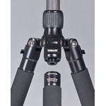 Eines der Beine kann abgeschraubt werden und mit der Mittelsäule als Einbein-Stativ verwendet werden.