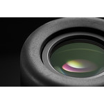 Brillenträgertaugliche Augenmuscheln zum rein- und rausdrehen.