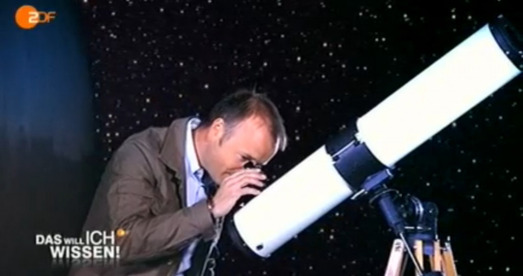 Karsten Schwanke beim professionellen Blick durch ein Newtonteleskop