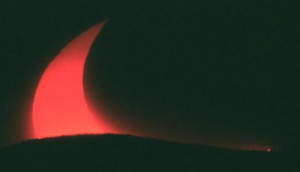 Partieller Sonnenfinsternis Aufgang am 31. Mai 2003