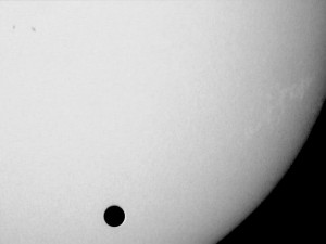 Venustransit mit Fleckengruppe am 8.06.2004, 11h51 MESZ, SN 203/812 mm, WebCam Philips 740K von Markus Simon