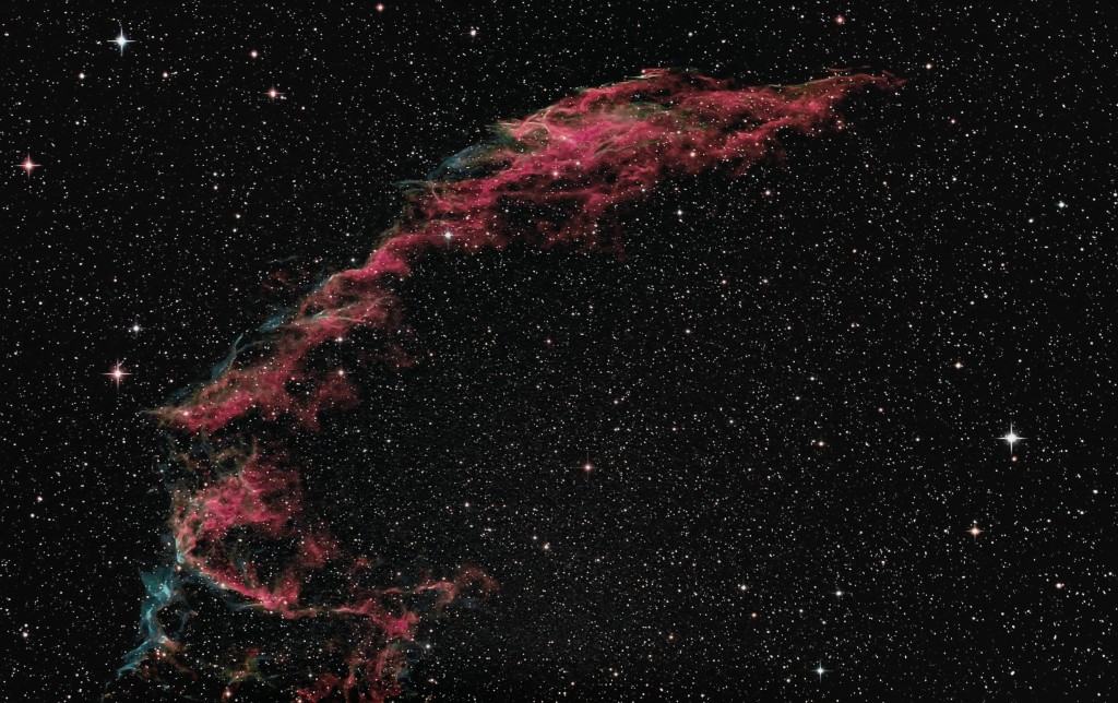 Der Sieger des letzten Wettbewerbs: Der Cirrusnebel NGC 6992, aufgenommen mit einem Newton 200/1000 auf EQ-6 PRO Montierung und einer Canon 60Da und CLS CCD Clipfilter. Fotograf Rainer Kuhl.