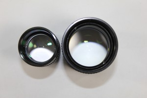       Vergleich der Feldlinse zwischen einem 40mm 1,25" und dem 40mm 2" Okular aus dem Okularkoffer. Das 2" Okular erreicht ein deutlich größeres Gesichtsfeld am Himmel