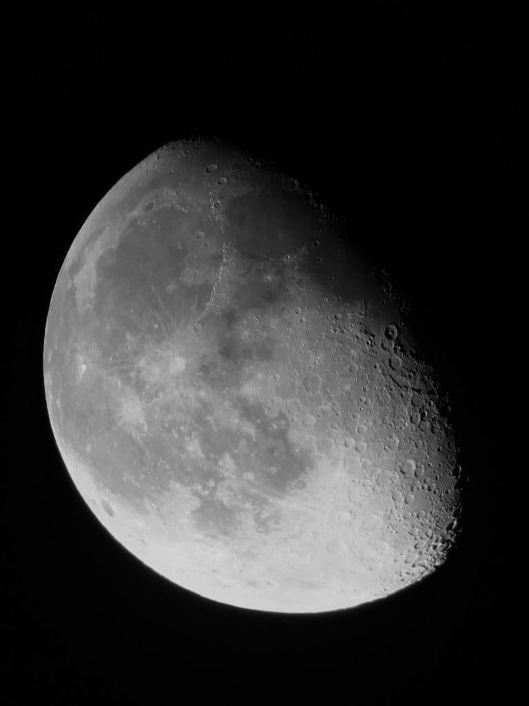 Der Mond - aufgenommen mit einem Easypic Adapter, einem Omegon 8" Dobson und einem iPhone.